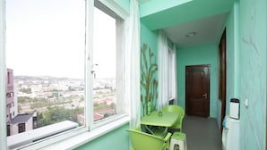A small room with a window, a table, two chairs, and a door. - Mia B&B Tbilisi (Tbilisi)