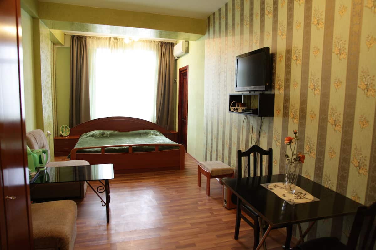 Premium bedding, minibar, in-room safe, soundproofing