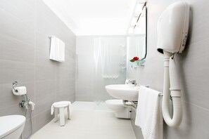 Triple Room, Balcony, Sea View | Bathroom | Shower, free toiletries, hair dryer, bidet - Hotel President (Alba Adriatica)