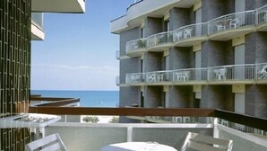 Habitación triple, balcón, vistas al mar | Balcón