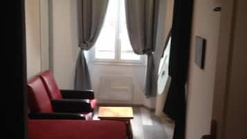 Doppelzimmer (La Mère Veilleuse) | Zimmersafe, individuell dekoriert, individuell eingerichtet