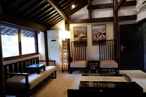 Minibar, in-room safe, desk, blackout curtains - Hangzhou Xixi Bieyuan Resort Hotel (Hangzhou)