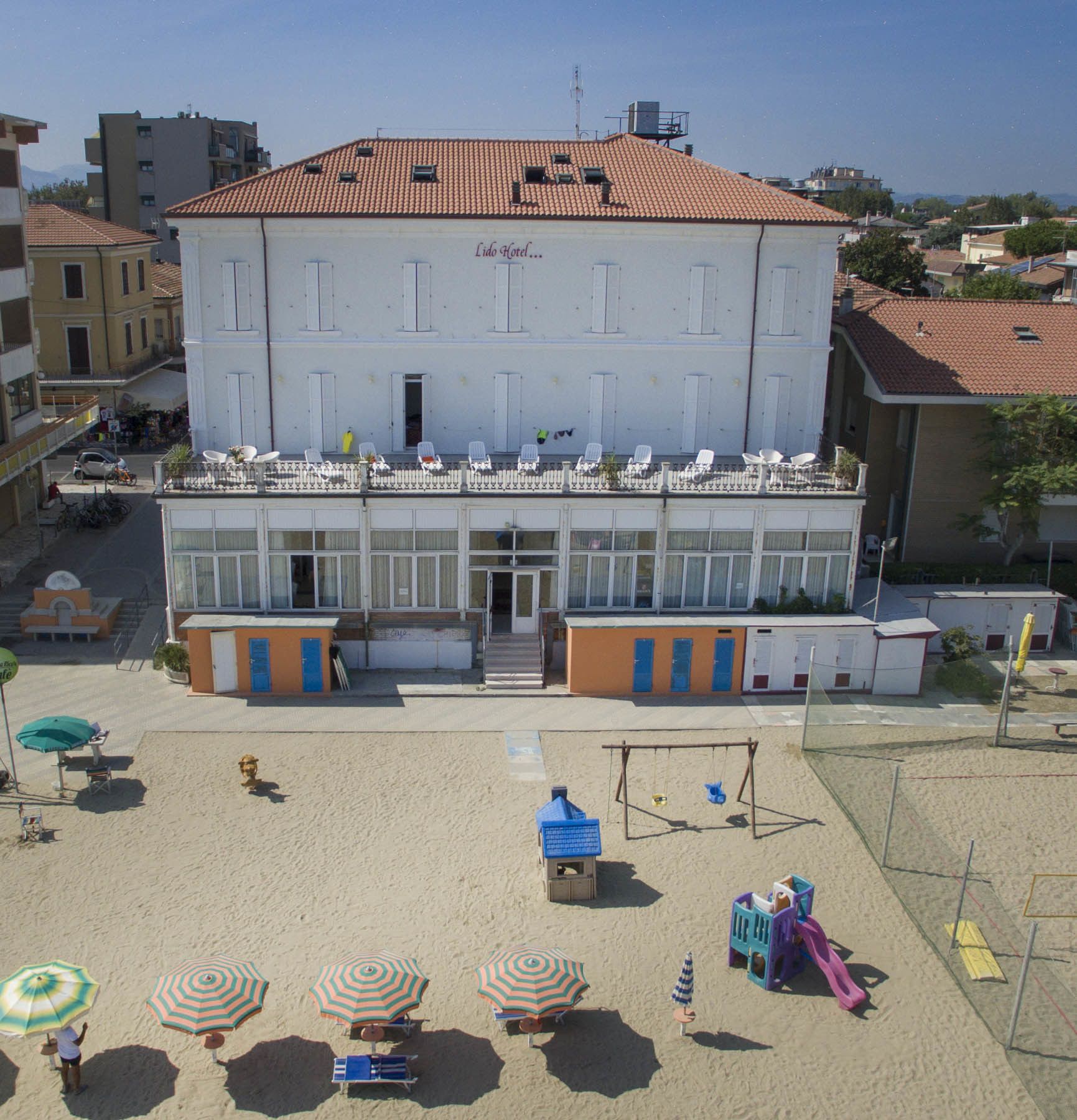 Am Strand, weißer Sandstrand, Sonnenschirme, Strandtücher