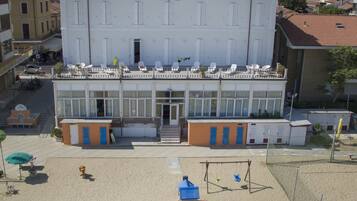 Am Strand, weißer Sandstrand, Sonnenschirme, Strandtücher