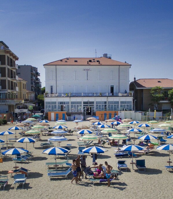 On the beach, white sand, beach umbrellas, beach towels - Hotel Lido Viserba (Rimini)