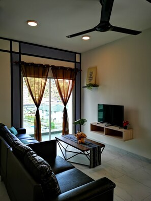 تلفزيون بشاشة مسطحة