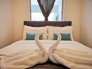 مكتب وستائر تعتيم ومكواة/لوح كي وملاءات أسرّة