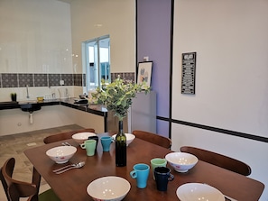 Basic Apartment, 3 Bedrooms | In-room dining