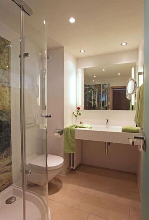 ฝักบัว, ไดร์เป่าผม, เสื้อคลุมอาบน้ำ, รองเท้าสวมภายในห้อง