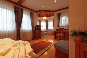 Premium bedding, minibar, in-room safe, individually decorated - Hotel Restaurant Adler (Lahr)