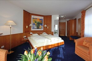 Premium bedding, minibar, in-room safe, individually decorated - Hotel Restaurant Adler (Lahr)