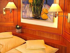 เครื่องนอนระดับพรีเมียม, มินิบาร์, ตู้นิรภัยในห้องพัก