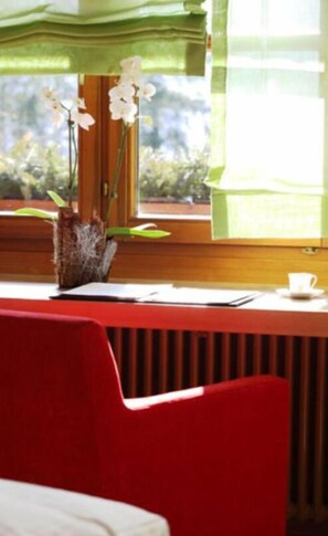 Premium bedding, minibar, in-room safe, individually decorated - Hotel Restaurant Adler (Lahr)