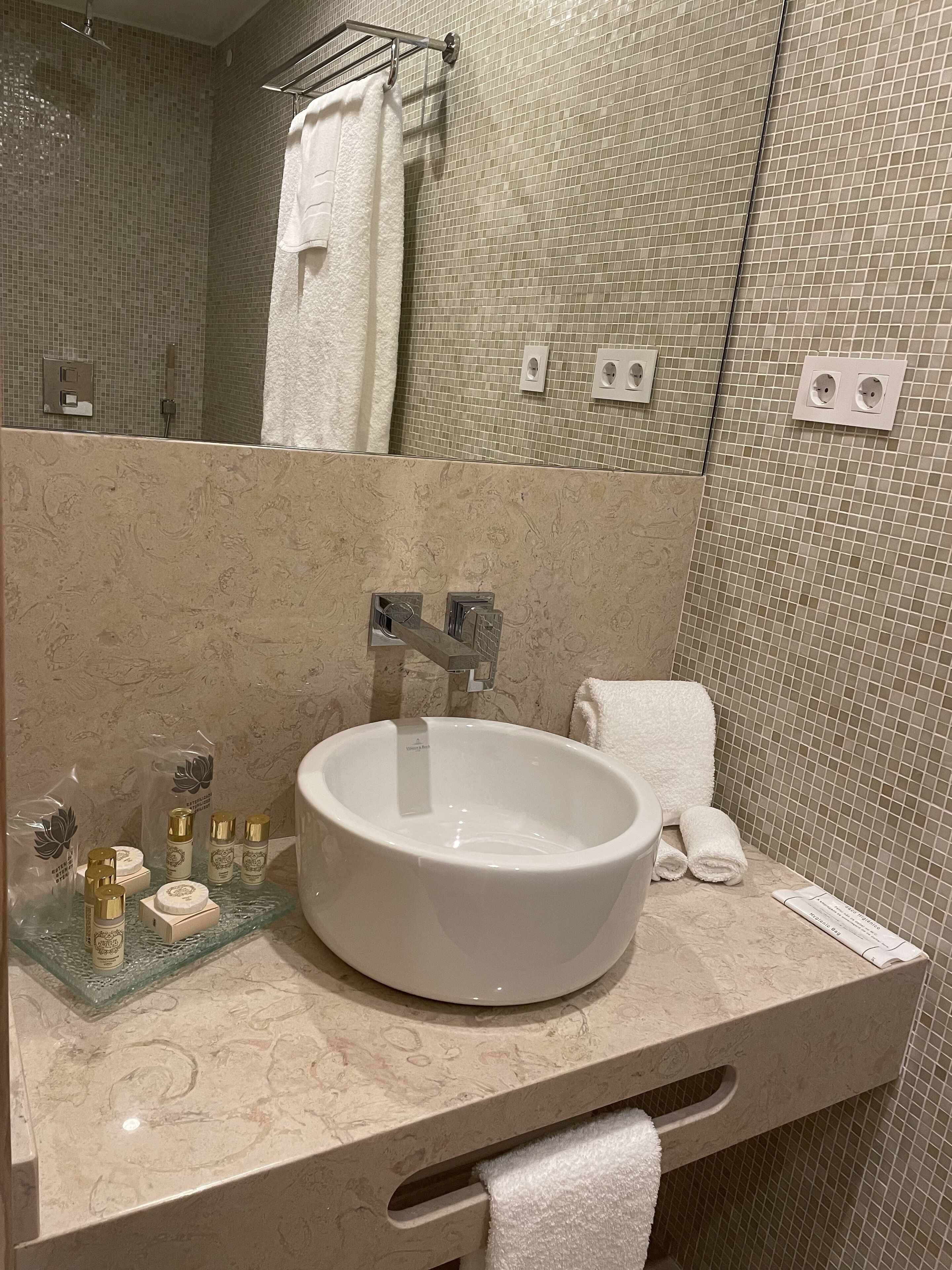 deluxe suite, hot tub | bathroom | free toiletries, hair dryer, towels