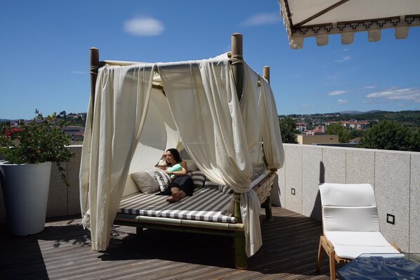 Minibar, caja de seguridad en la habitación y escritorio 