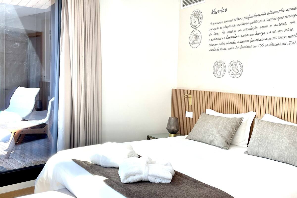 deluxe suite, hot tub | 1 bedroom, minibar, in-room safe, desk