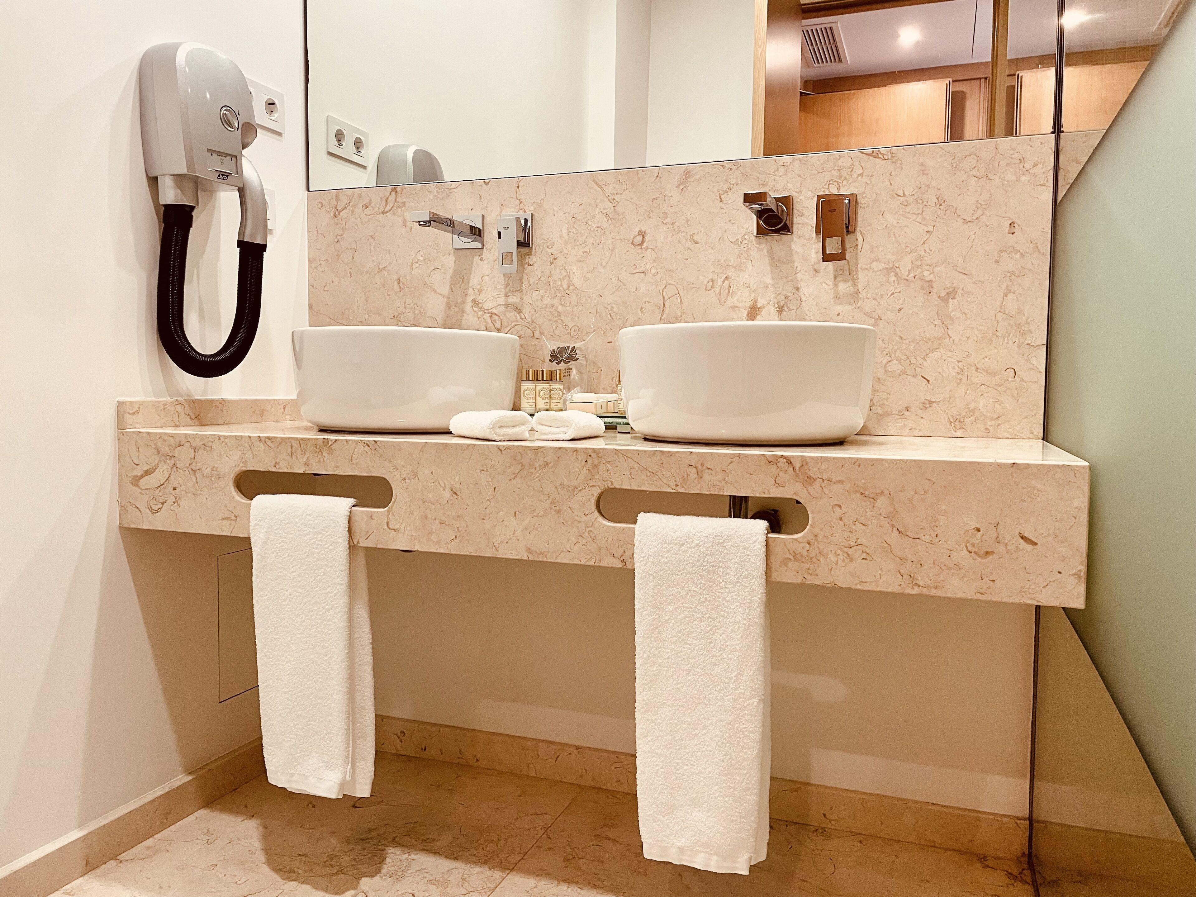 basic double room | bathroom | free toiletries, hair dryer, towels