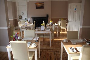 فطور كامل مجانًا يوميًا