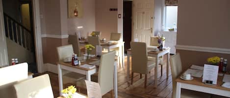 Déjeuner complet gratuit tous les jours