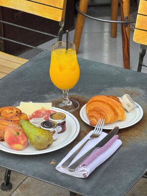 Free daily continental breakfast  - The Culpeper (London)