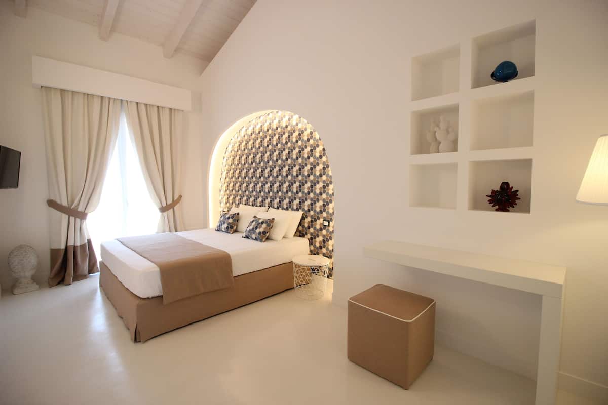 Deluxe Room, Sea View | 1 bedroom, Frette Italian sheets, premium bedding, down comforters