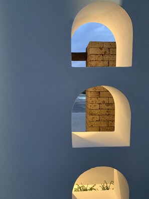 季節性室外泳池；�泳池傘、躺椅