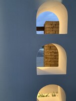 Una piscina al aire libre de temporada, sombrillas