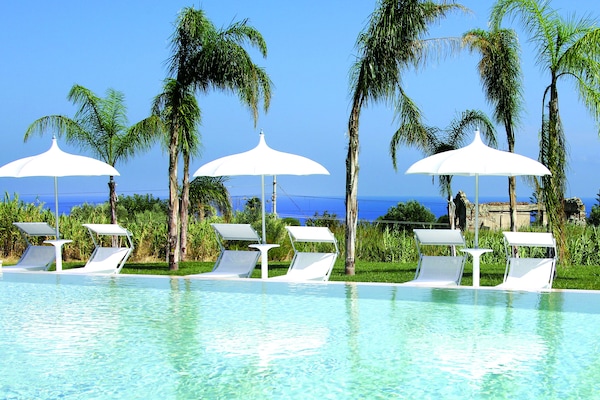 Sesongbasert utendørsbasseng, bassengparasoller og solsenger