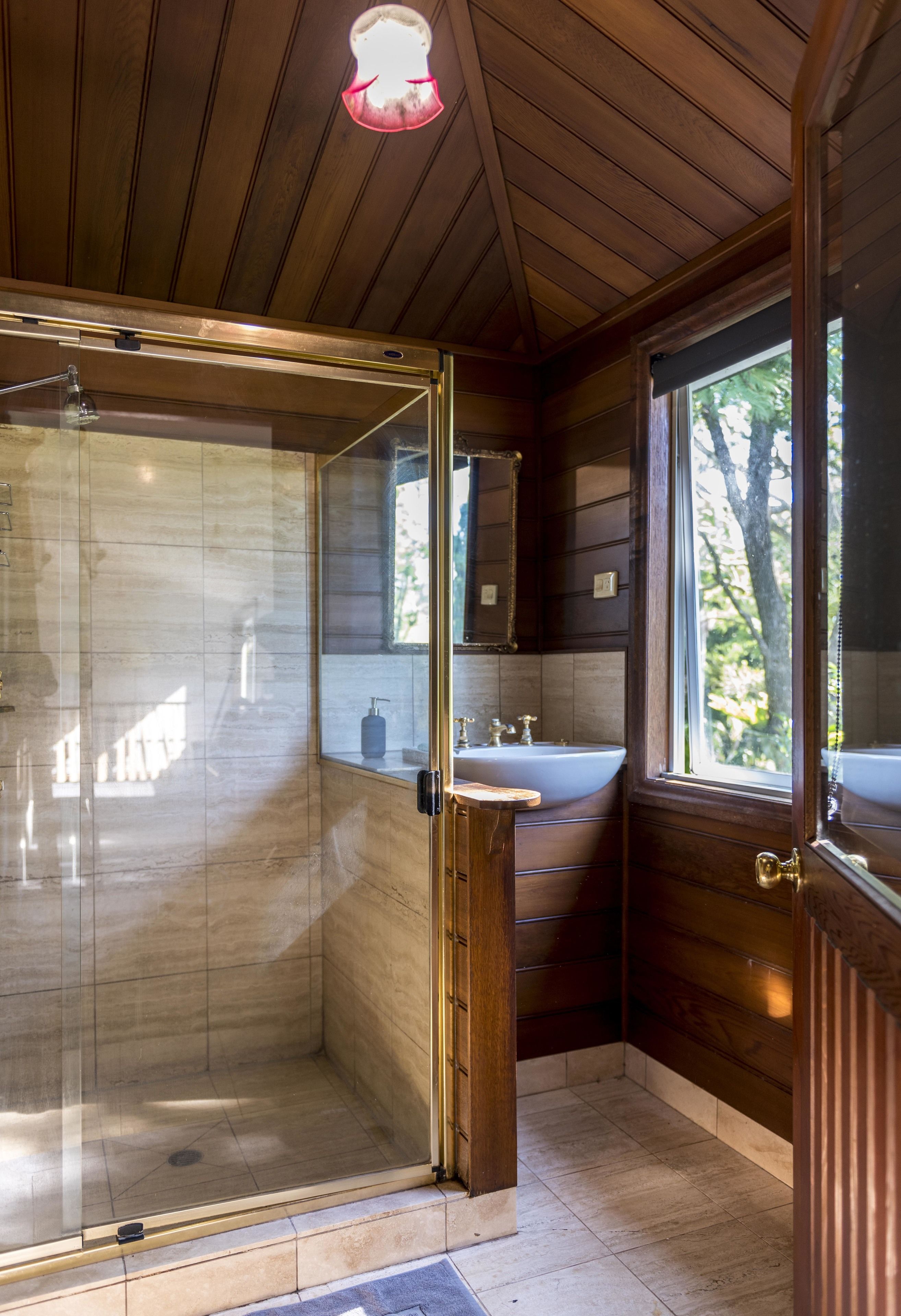 Comfort House, 5 Bedrooms, Garden View | Bathroom | Separate bathtub and shower, deep-soaking bathtub, free toiletries