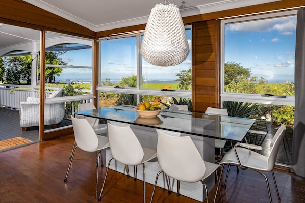Comfort House, 5 Bedrooms, Garden View | In-room dining
