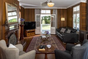 Casa Confort, 5 habitaciones, vista al jardín | Área de sala de estar | Televisión de pantalla plana, chimenea y Netflix 