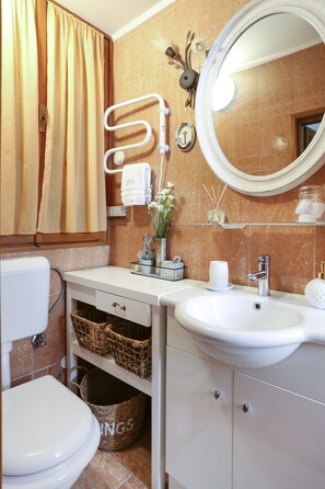 Luxury Apartment | Bathroom