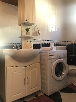 Apartment, 2 Schlafzimmer | Badezimmer