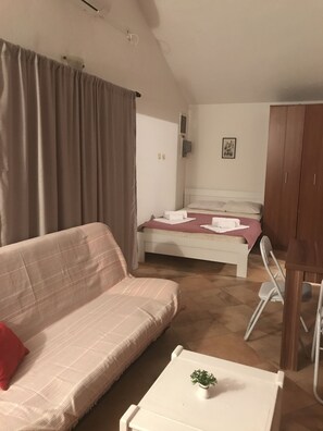 Studio, balcon | Fer et planche à repasser, lits bébé (gratuits), Wi-Fi gratuit