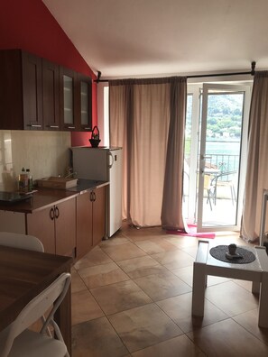 Studio, Balcony | Private kitchen