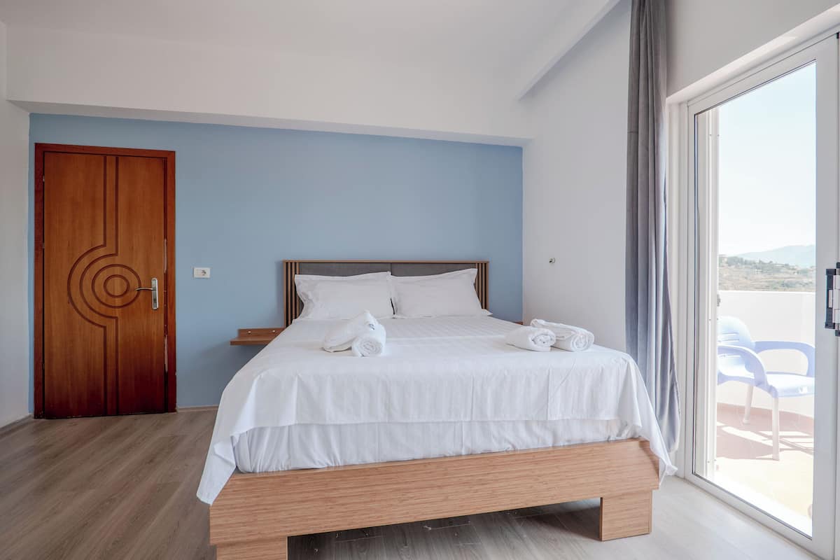 Double Room with River View | In-room safe, desk, iron/ironing board (on request), WiFi (free)