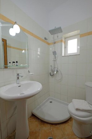Quadruple Room, Sea View | Bathroom | Shower, hair dryer - Sunny Hotel (Sarandë)