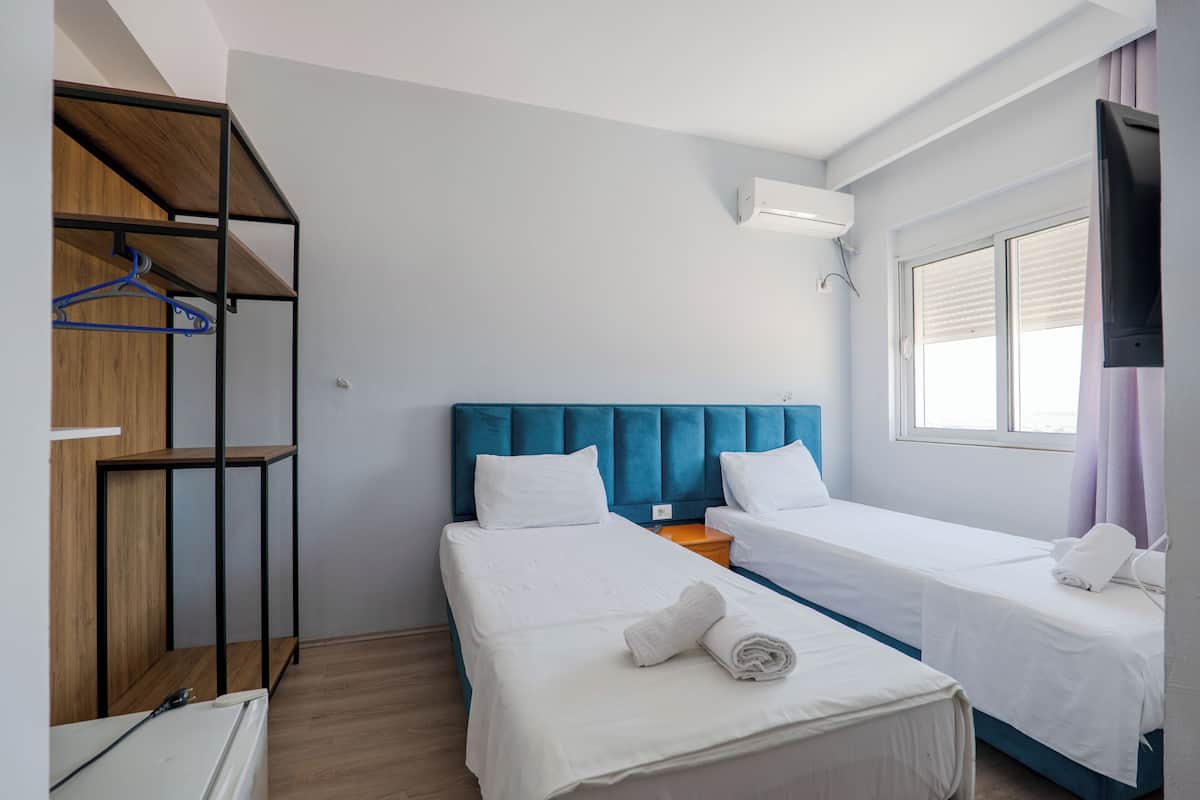 Twin Room | In-room safe, desk, iron/ironing board (on request), WiFi (free)