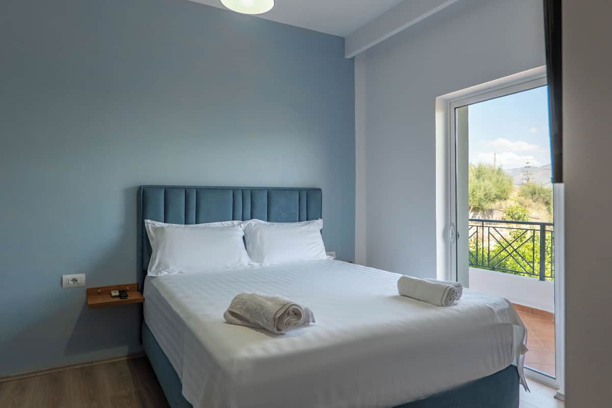 In-room safe, desk, iron/ironing board (on request), WiFi (free)