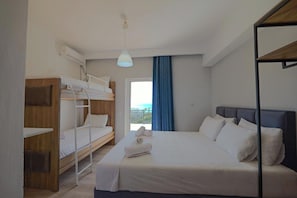 Vierbettzimmer, Meerblick | Zimmersafe, Schreibtisch, Bügeleisen/Bügelbrett, kostenloses WLAN