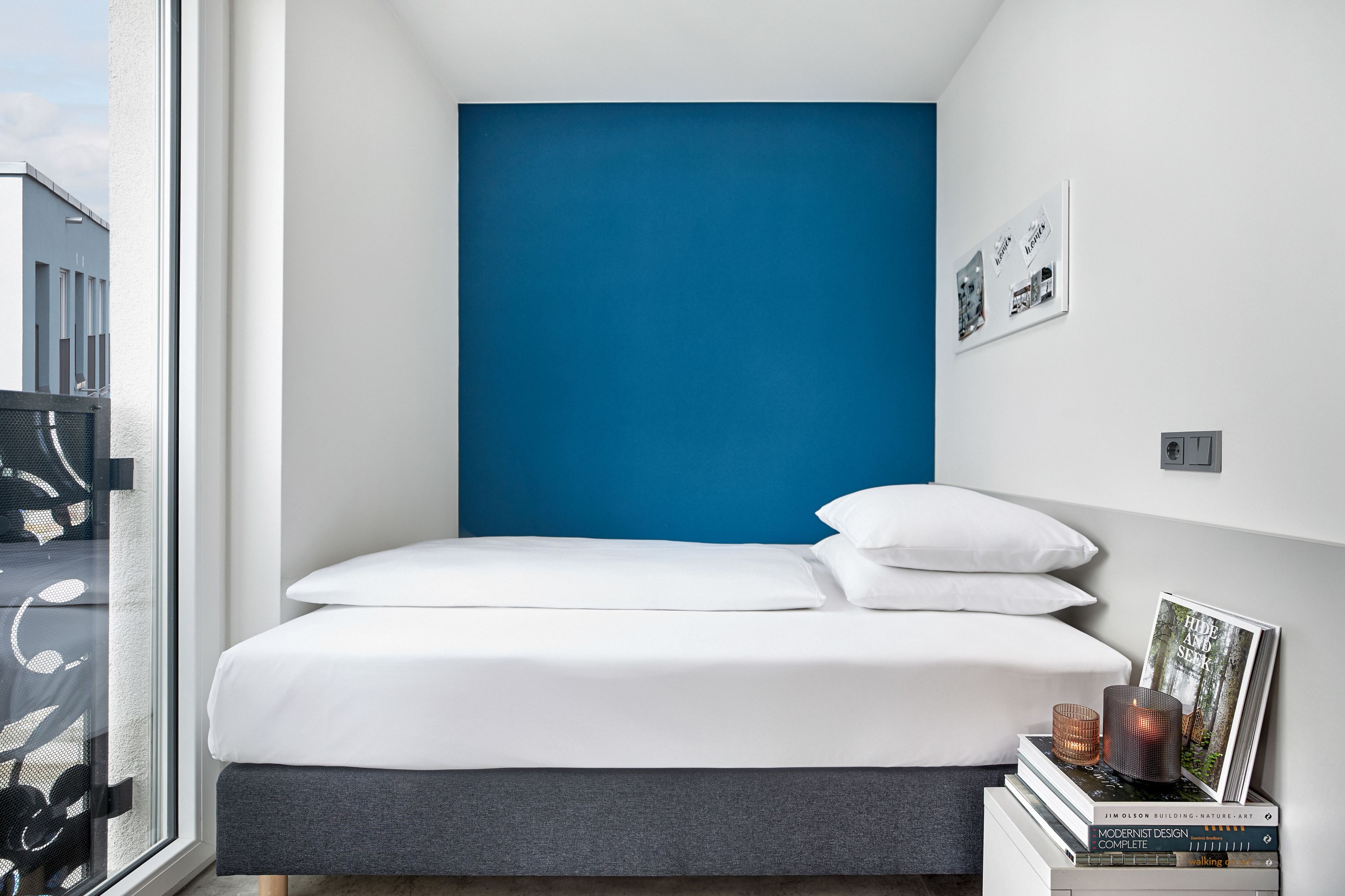 ملاءات للفراش لا تسبب الحساسية ومكتب وستائر تعتيم وتجهيزات عازلة للصوت