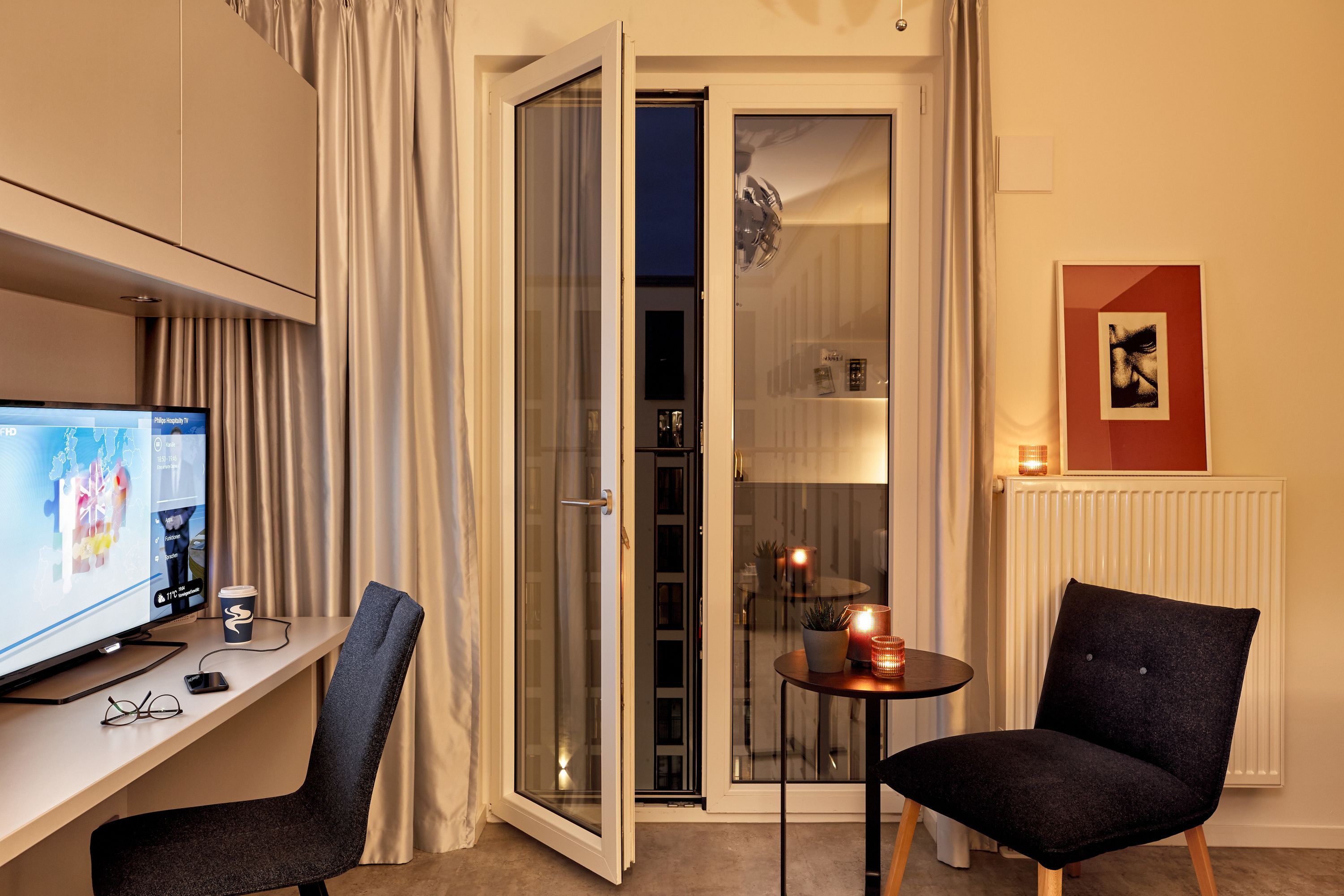 Business Studio | Hypo-allergenic bedding, desk, blackout drapes, soundproofing