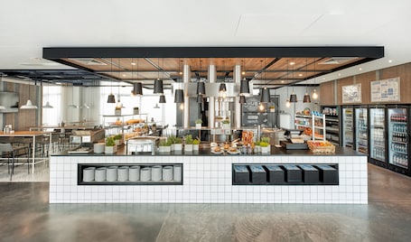 Petit déjeuner continental (19 EUR par personne)