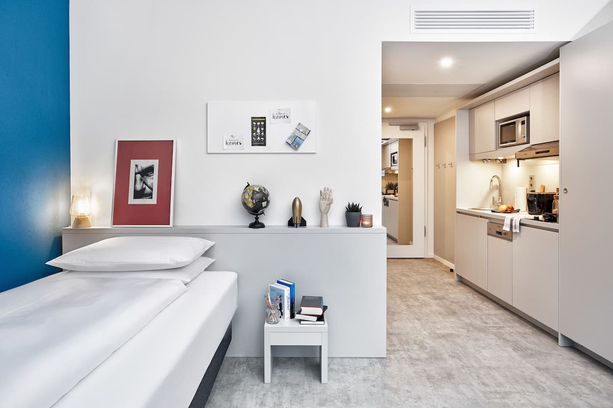 Business Studio | Hypo-allergenic bedding available, desk, blackout drapes, soundproofing