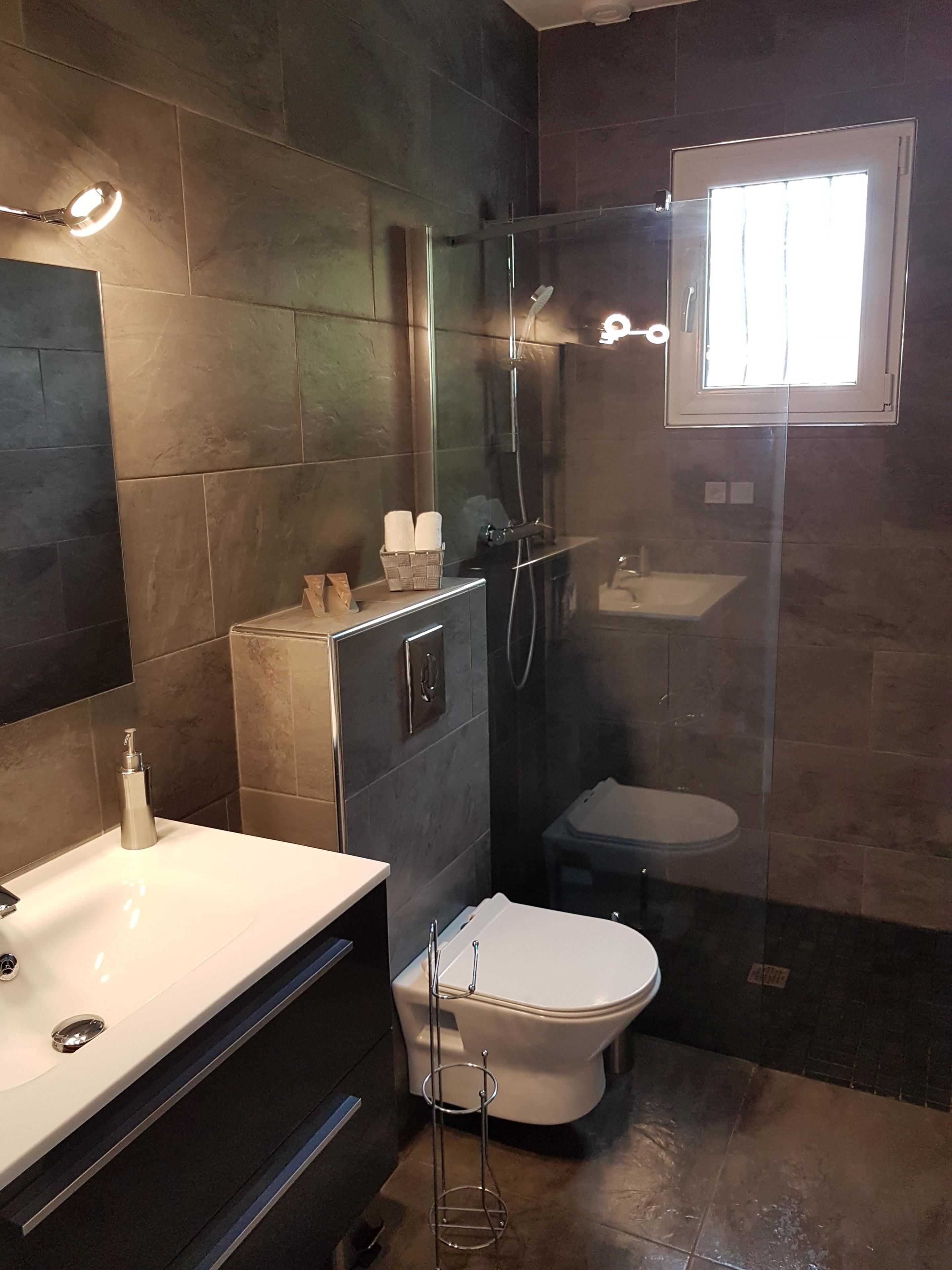 Ducha, artículos de higiene personal gratuitos y secador de pelo