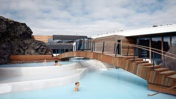Outdoor treatment area, sauna, steam room, hot springs/mineral springs