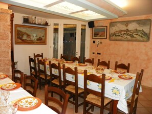 含每日吃到飽早餐