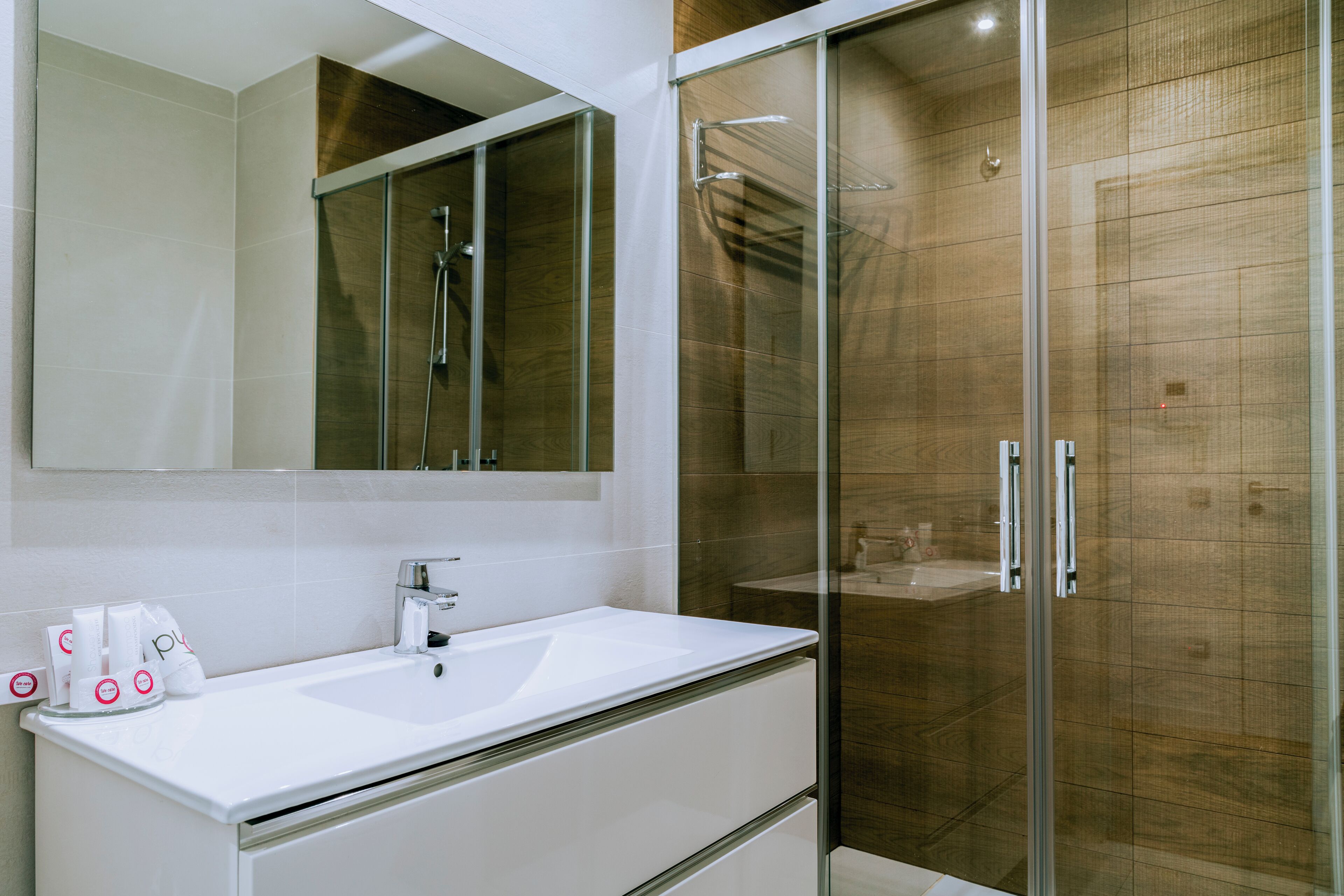 Exclusive-Apartment | Badezimmer | Kostenlose Toilettenartikel, Haartrockner, Handtücher, Toilettenpapier