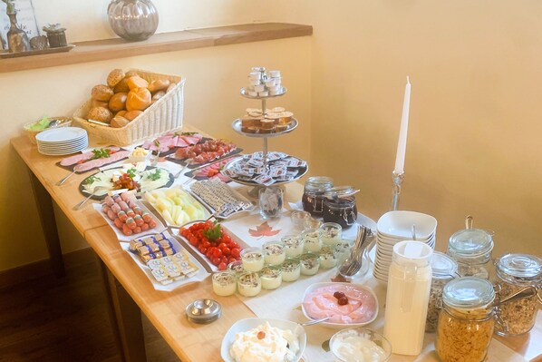 Bữa sáng buffet hàng ngày với phụ phí nhỏ 