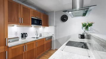 Refrigerador con freezer, microondas, horno, placa de cocina